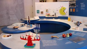 Im Herzen des großen Ausstellungsraums ist ein spiralförmiger Tisch installiert, der anschaulich den jüdischen Kalender und seine Feiertage erläutert. | Foto: Johannes Bernard