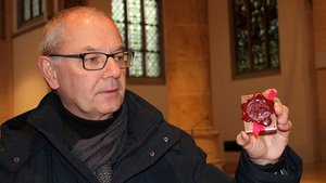 Pfarrer Klemens Schneider zeigt das versiegelte Reliquienkästchen. | Foto: Johannes Bernard