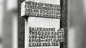Gedenkstein zur Erinnerung an Pater Theodor Hartz vor der Kirche St. Johannes Bosco an der Theodor-Hartz-Straße in Essen-Borbeck. | Foto: pd