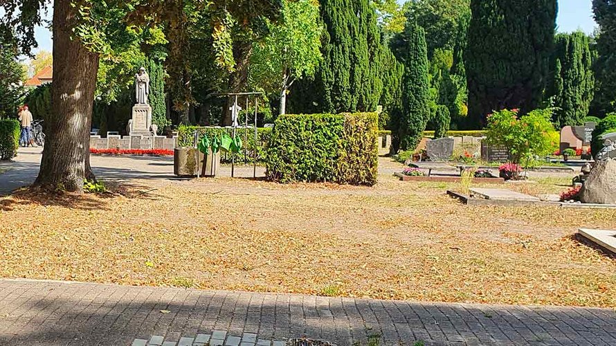 Diese zentrale Stelle auf dem Friedhof ist als Standort für den neuen „Pavillon der Begegnung“ vorgesehen. | Foto: Pfarrei St. Willehad Oldenburg