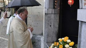 Gregor Kauling betet im Regen vor dem Gnadenbild in Kevelaer. | Foto: Christian Breuer (pbm)
