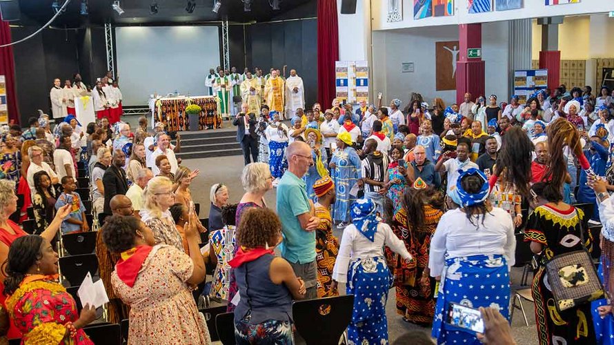 Gesang, Gebet und mehrere Prozessionen waren Elemente des feierlichen Gottesdienstes zum Abschluss des Katholikentages der Afrikaner in Münster. | Foto: Ann-Christin Ladermann (pbm)