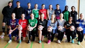 16 Schülerinnen von vier münsterschen Schulen nehmen an dem Projekt „DFB-Junior-Coach“ des Deutschen Fußballbunds teil. | Foto: Melanie Ploch
