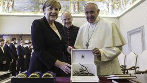 Juni 2017: Papst Franziskus überreicht Bundeskanzlerin Angela Merkel Ausgaben seiner Umweltenzyklika "Laudato si" und einen bronzenen Olivenzweig als Symbol für den Frieden. | Foto: Romano Siciliani (KNA)