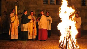 In der Osternacht wird an einem „neuen Feuer“ die Osterkerze entzündet und in die dunkle Kirche getragen.