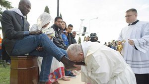 Papst Franziskus küsst in der Asylunterkunft in Castelnuovo di Porto während der Gründonnerstagsmesse 2016 Flüchtlingen und Migranten die Füße. | Foto: Agencia Romano Siciliani (KNA)
