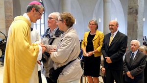 Vertreter des Bistums Hildesheim begrüßen ihren neuen Bischof Heiner Wilmer.