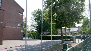 Das Alexander-Hegius-Gymnasium (links) nutzt bereits jetzt die Räumlichkeiten des Das Josef-Cardijn-Hauses (Hintergrund) mit. | Foto: Rudolf Schmitz