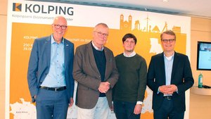 Die Referenten (von links): Uwe Slüter (Kolpingwerk, Moderator), Ruprecht Polenz, Stephan Orth und Robert Vehrkamp. | Foto: Karin Weglage