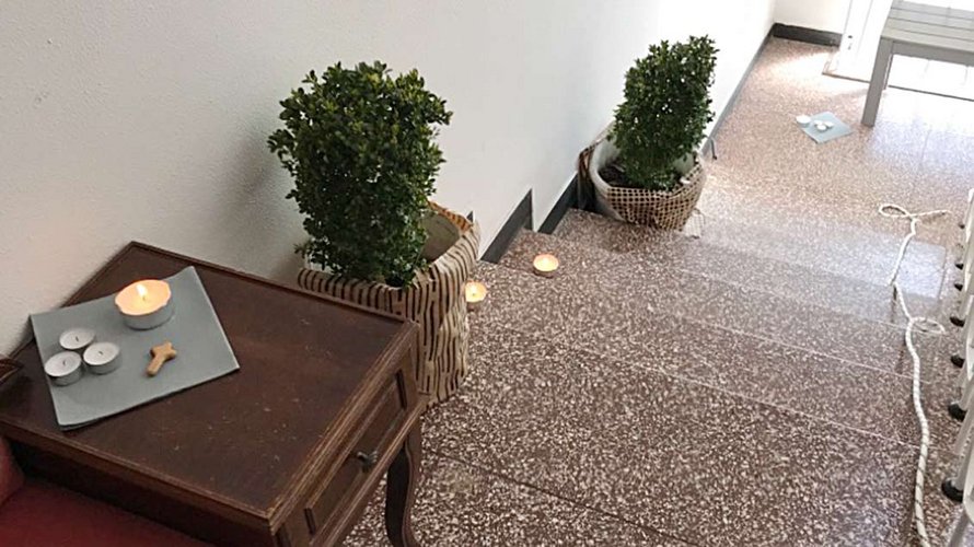 Buchsbaum, Kerzen, Stühle – viel mehr brauchte es nicht für den ersten Gottesdienst im Treppenhaus, der an Palmsonntag 2020 gefeiert wurde. | Foto: privat