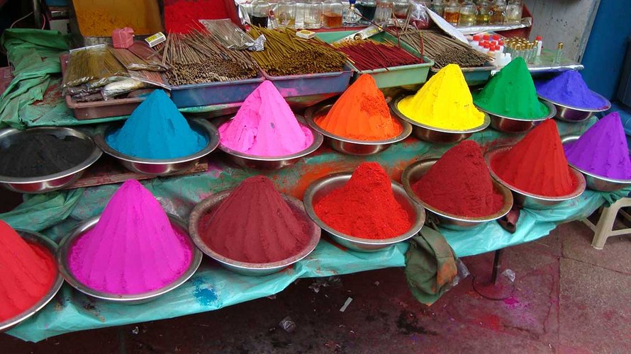 Das Foto zeigt einen Stand in Indien, an dem Farben für das traditionelle Holi Festival verkauft werden. | Foto: privat