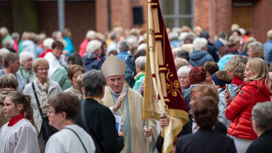 Weihbischof Wilfried Theising feierte mit fast 1000 Frauen die Heilige Messe bei der Landesfrauenwallfahrt. | Foto: Philipp Ebert (bmo)