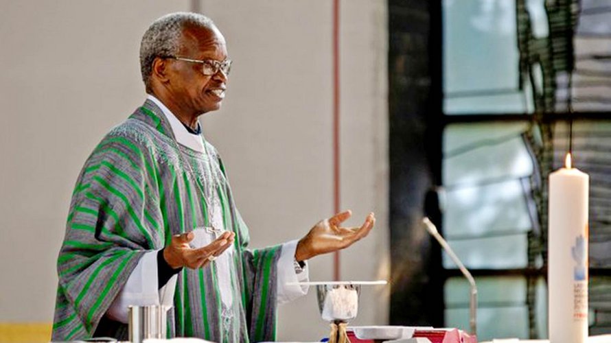 Bischof Richard Kuuia Baawobr, hier bei einer Gottesdienstfeier mit der Afrikanischen Gemeinde in der Kirche St. Pius in Münster, hat mehrmals sein Partnerbistum Münster besucht. | Foto: Hans-Georg Hollenhorst