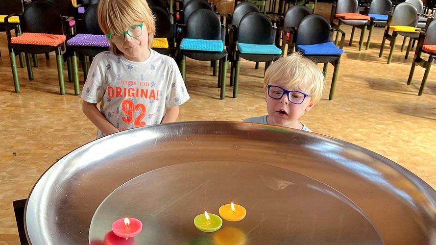 Kinder entdecken im Kirchenraum eine Taufschale. | Foto: privat
