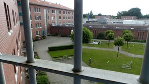 Gitter gibt es in der Justizvollzugsanstalt Oldenburg nur an den Außenmauern.