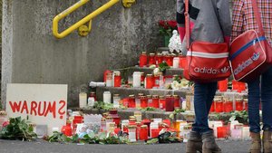 Trauer am Joseph-König-Gymnasium nach dem Tod von 16 Schülern und zwei Lehrern bei einem Flugzeugabsturz am 24. März 2015: Kerzen und Blumen auf der Treppe vor der Schule. | Foto: Michael Bönte