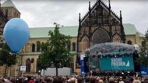 Der 4.300-Sänger-Chor auf dem Domplatz in Münster. | Foto: Marie-Theres Himstedt