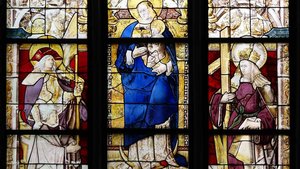 Das Mutter-Gottes-Fenster ist um 1533 entstanden und zeigt die Maria zwischen den Heiligen Viktor und Helena. | Foto: Dombauhütte.