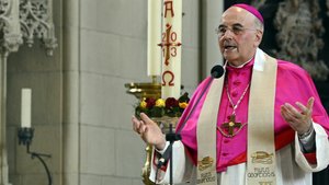 Am violetten Scheitelkäppchen (Pileolus) und dem Brustkreuz ist ein Bischof zu erkennen.