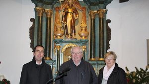 Martin Ruck (links), Heinz Schütte von der Antonius-Bruderschaft und Eufemia Schütte vor dem restaurierten Antonius-Altar. 