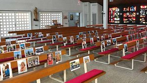 Pfarrer Egbert Schlotmann hat Fotos auf den Plätzen der Kirche verteilt. Er hatte dazu aufgerufen, ihm solche Bilder zu schicken. Jeden Morgen beim Aufschließen der Kirche nimmt er sie in sein Gebet mit hinein. | Foto: privat