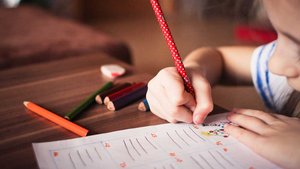 Wie hält man einen Stift richtig? Das können Eltern mit ihren Kindern üben. | Foto: pixabay.com