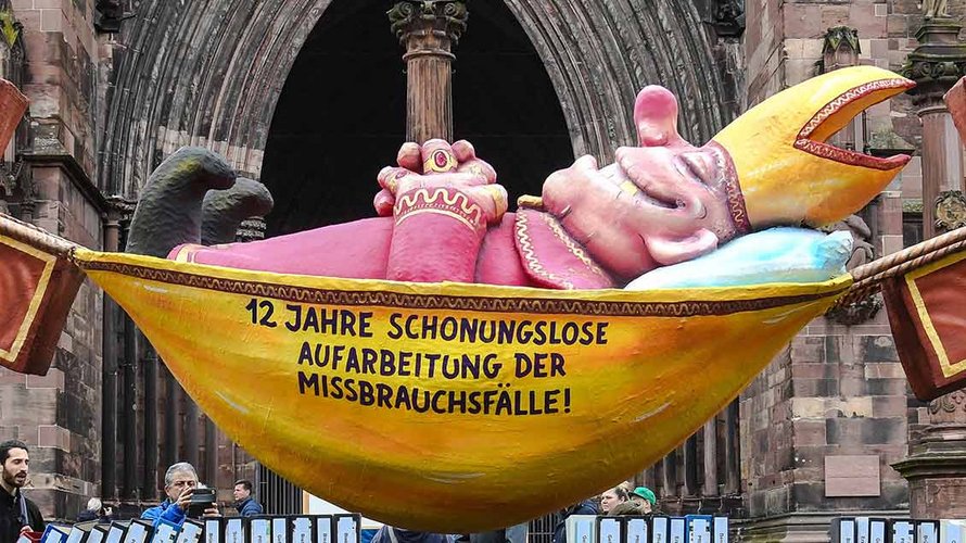In Rom verboten, in Deutschland - wie hier noch vor wenigen Monaten vor dem Freiburger Münster - erlaubt: Missbrauchs-Protest mit einem schlafenden Bischof in der Hängematte. | Foto: Winfried Rothermel (Imago)