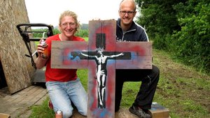 Der Künstler Mika Springwald (rechts) mit Daniel Gewand, Pastoralreferent in Coesfeld, der den Jugendkreuzweg mit vorbereitet hat