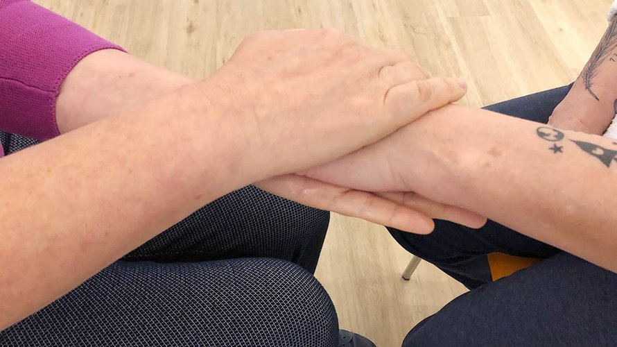 Auch Aromaöle könnten eine gute Unterstützung in der Sterbebegleitung sein, demonstrieren Ela Gauch und Judith Schwieters an einer Handmassage mit Mandelöl. | Foto: Maria Kessing