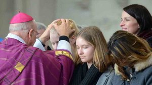 Bischof Genn legt Sophie und Clara Otremba bei der Zulassung zur Taufe die Hände auf. | Foto: Michael Bönte