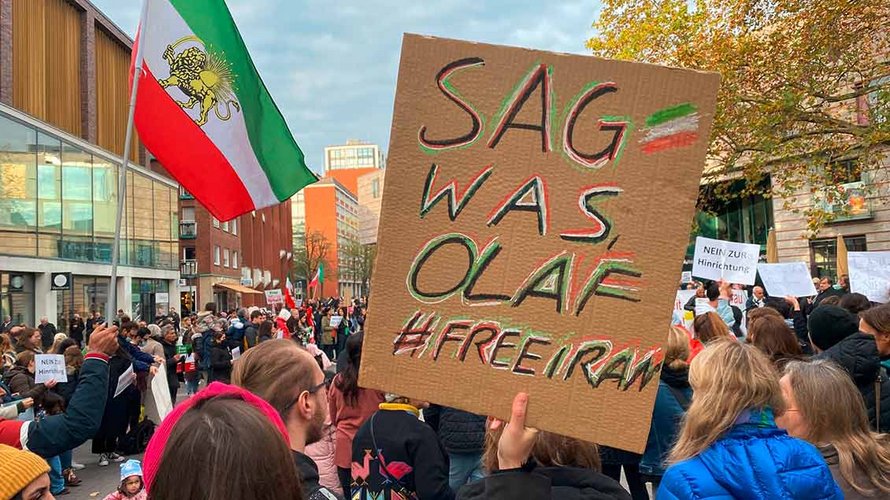 Teilnehmer der Kundgebung in Münster erwarten von Bundeskanzler Olaf Scholz mehr Solidarität mit der Oppositionsbewegung im Iran. | Foto: Johannes Bernard