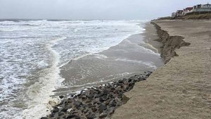 Das Foto zeigt die Abbruchkante des Badestrands von Wangerooge nach dem Orkan Sabine Anfang Februar. Der Orkan hatte einen großen Strandbereich fortgespült. | Foto: Stephan Trescher 