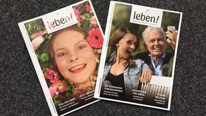 Die beiden Ausgaben des „leben!“-Magazins aus dem Jahr 2018. | Foto: Christof Haverkamp