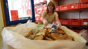 Eine Mitarbeiterin sortiert Brot und Brötchen. | Foto: Michael Bönte
