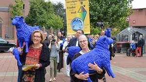 Bei der vierte interreligiöse Friedenswallfahrt warben die blauen Schafe für Toleranz. | Foto: Jürgen Kappel