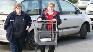 Elisabeth Surmann (links) begleitet Friederike Helms zum Einkaufen. | Foto: Michael Rottmann