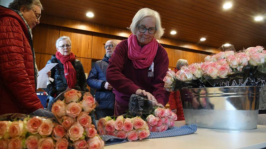 Im Pfarrheim St. Joseph werden die Rosen verteilt, die von den KAB`lern in den Kindertagesstätten verschenkt werden sollen. | Foto: Michael Bönte