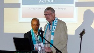 Klaus Hagedorn (rechts), Bistumspräses von Pax Christi, hat mehr Augenmerk für das Thema Gewaltfreiheit gefordert. Links der indische Jesuit George Pattery.