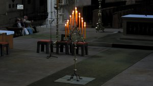 15 Kerzen auf einem Leuchter im vorderen Altarraum des Münsteraner Doms