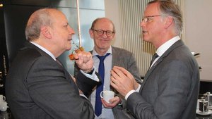 Diözesancaritasdirektor Heinz-Josef Kessmann (von links), Arbeitsrechtler Hermann Reichold und Generalvikar Klaus Winterkamp im Gespräch.