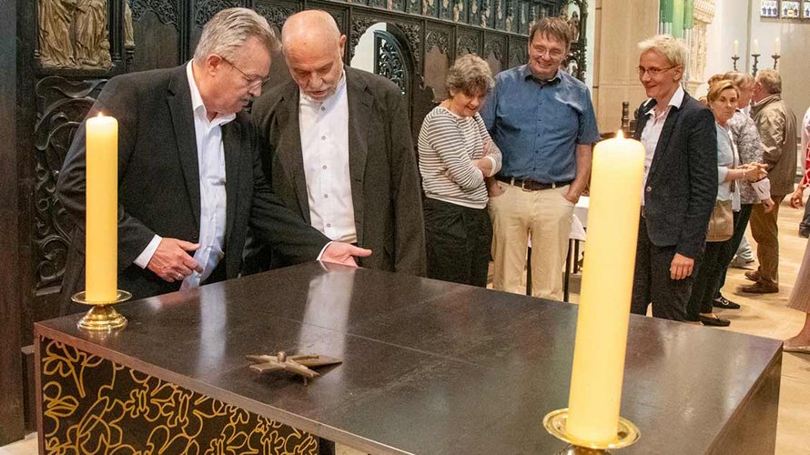 Über den Altar tauschten sich Prof. Dr. Alfons Rinschede vom Kirchenvorstand (links) und der Künstler Klaus-Dieter Eichler aus. | Foto: Michaela Kiepe (pbm)