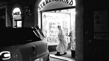 Papst verlässt Plattenladen in Rom