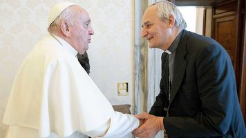 Papst Franziskus und Kardinal Matteo Zuppi
