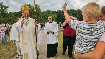 Prager Erzbischof Graubner segnet ein Kind