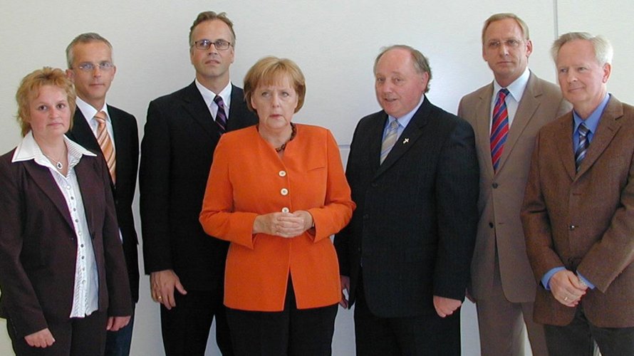 Im Jahr der Gründung von Lüttke Lüe empfing Kanzlerin Angela Merkel eine Abordnung von „Lüttke Lüe“. Rechts neben Angela Merkel zu sehen ist Gründer Diakon Hubert Looschen. | Foto: privat
