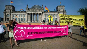 Asylrechts-Demo vor dem Reichstag in Berlin