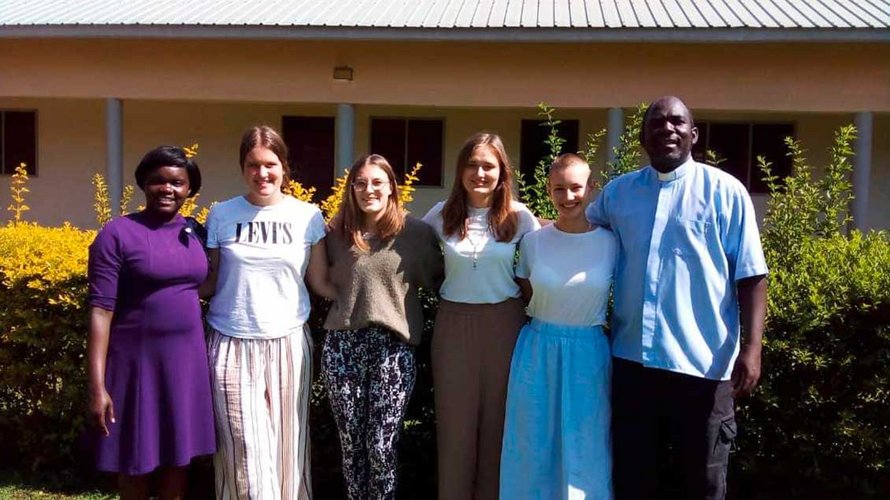 Mentorin Kevin, Julia Engel, Christine Lengers, Christine Kaup, Gesche Redlich und Pfarrer Cyprian Odongo (von links). | Foto: privat