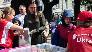 Lebensmittelausgabe der Caritas in der Ukraine
