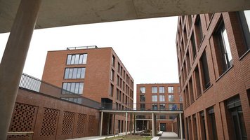 230.000 Klinker sind verbaut worden: Das katholische Studierendenwohnheim Tita-Cory-Campus in Münster. | Foto: Michael Bönte