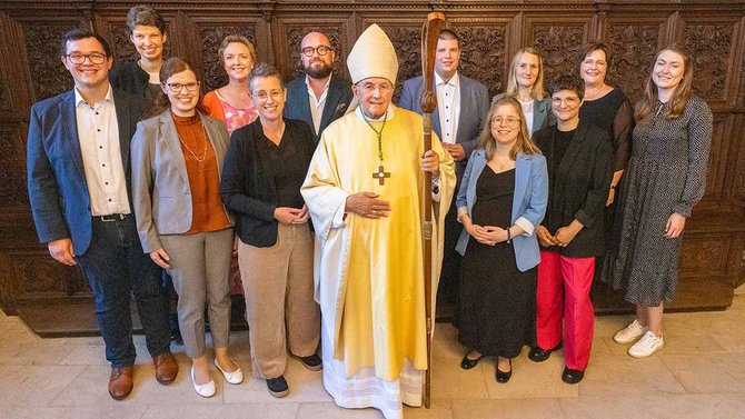 Gruppenfoto: die neuen Pastoralreferent:innen mit Bischof Felix Genn